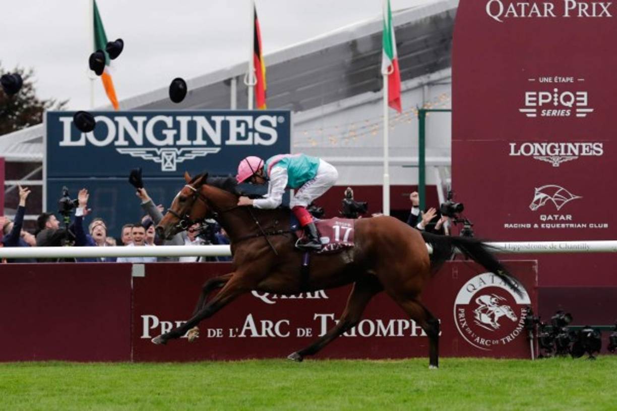 ECUESTRE. La rutina del campeón. El jinete Frankie Dettori en su caballo Enable sale a toda velocidad en el 96 º Qatar Prix. Al final, Dettori fue el gran ganador.
