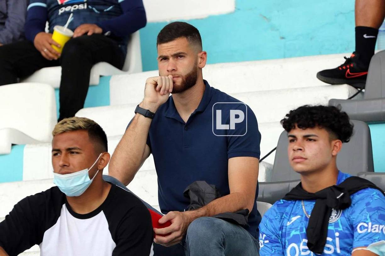 El portero Enrique Facussé, nuevo fichaje de Motagua, sigue sin poder debutar y observó el partido desde las gradas.