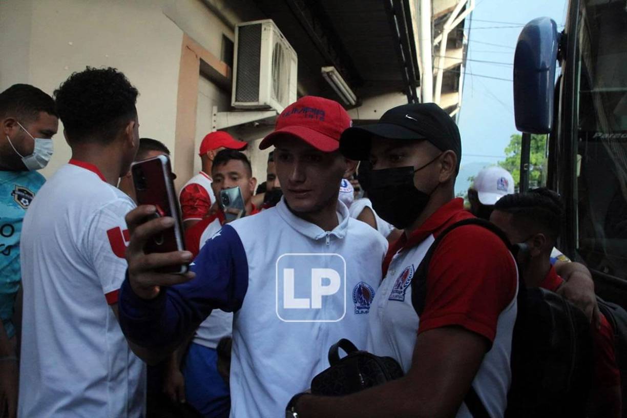 Edwin Rodríguez se tomó selfies con los aficionados del Olimpia.