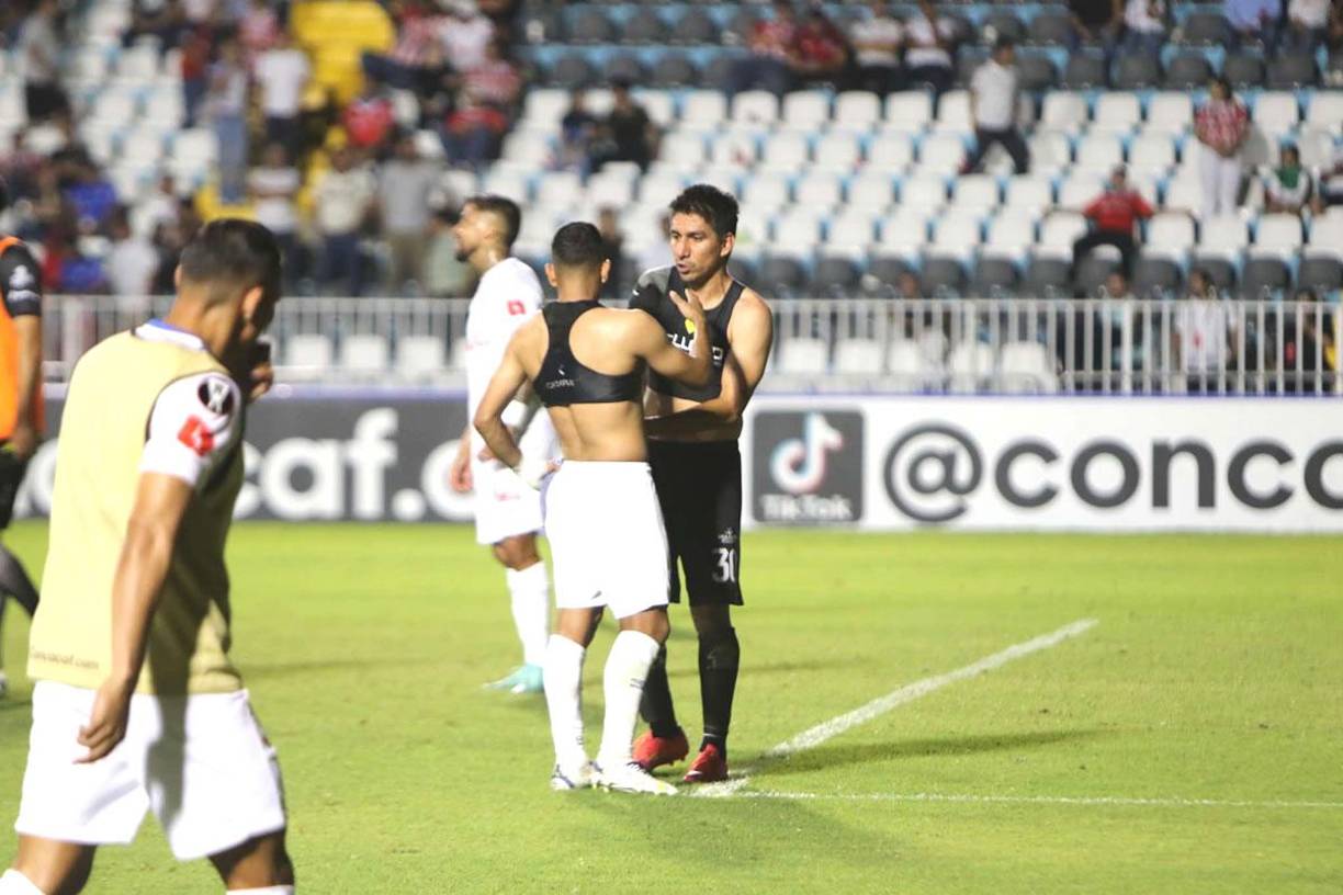 Edwin Rodríguez intercambió camiseta con el jugador Brandon De León de Antigua al final del partido.