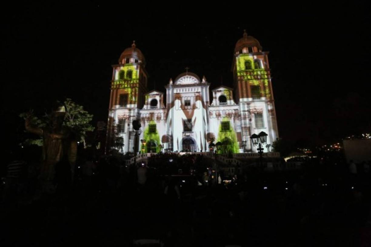 Proyecciones hechas sobre la fachada del santuario Nuestra Señora de Suyapa.