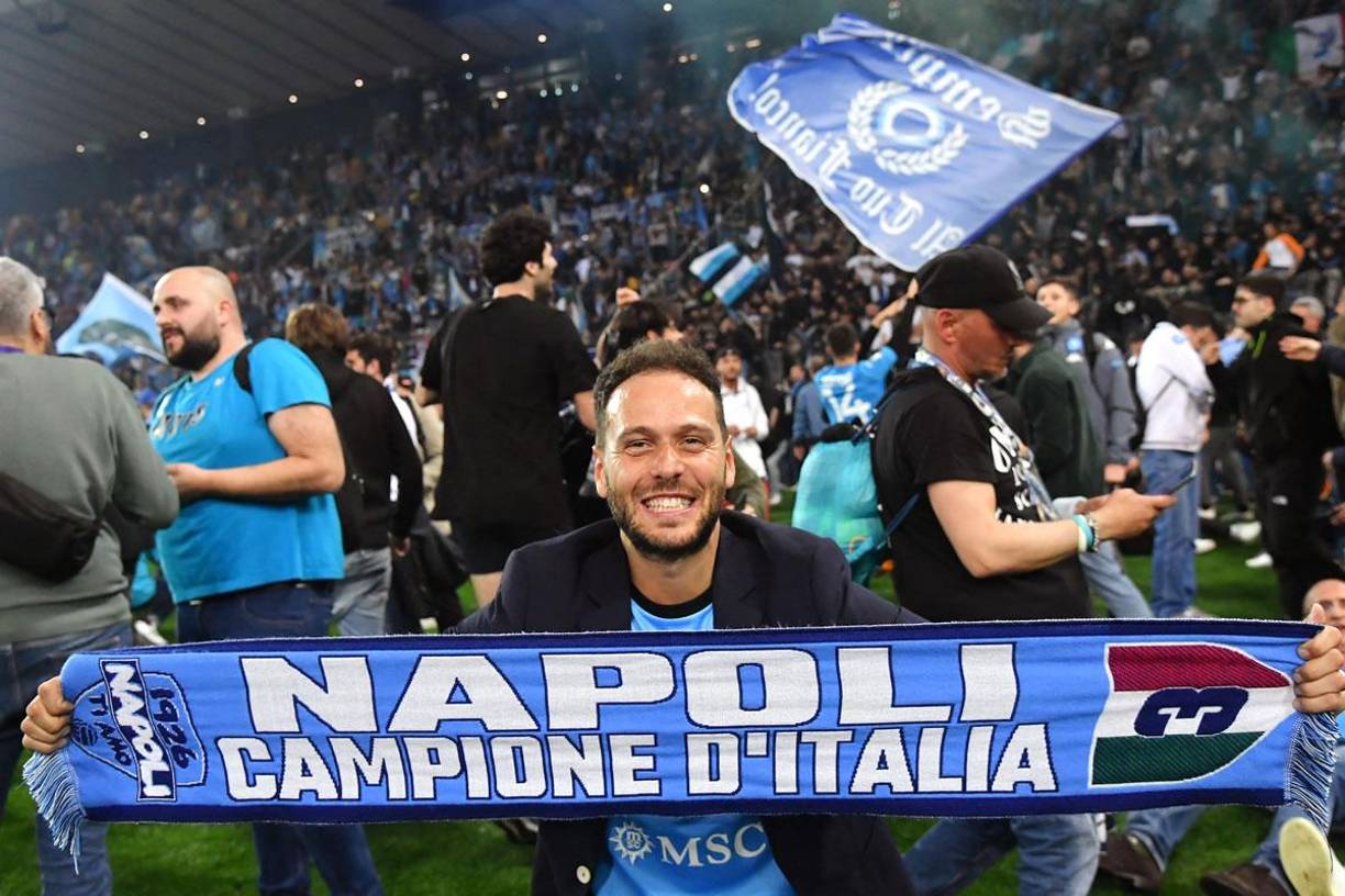 Aficionados del Napoli celebraron el Scudetto con bufandas.
