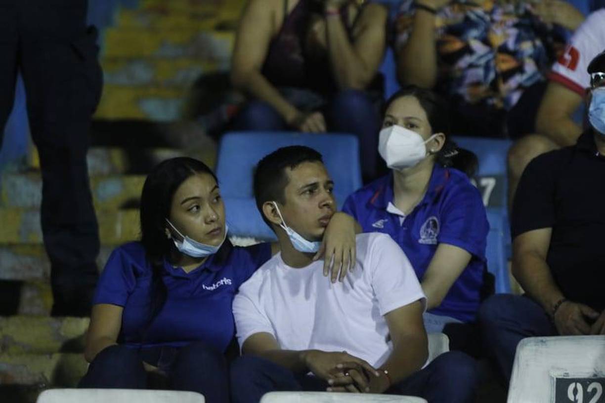 Bellas chicas, declaración de amor y una israelita: El ambiente del Olimpia - Motagua