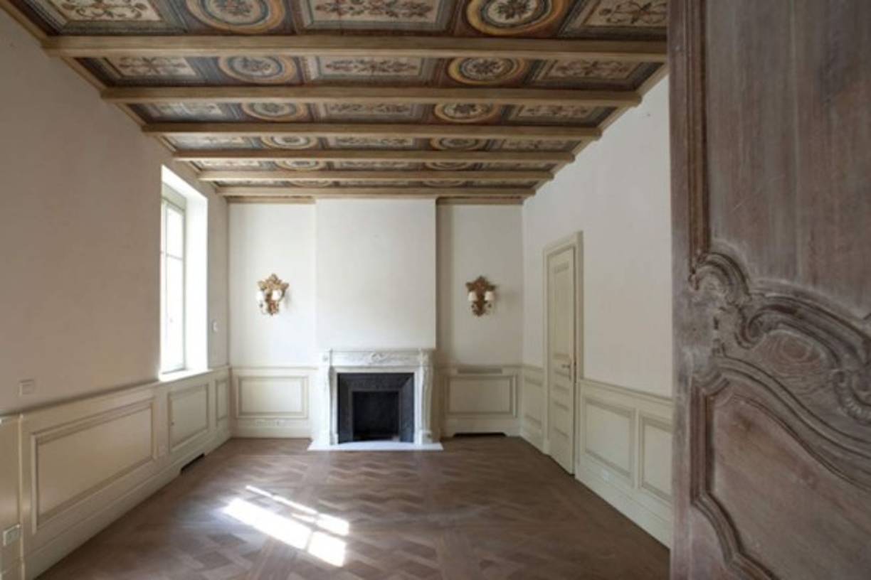 A día de hoy se desconoce el precio exacto de alquiler que pagaría Cristiano Ronaldo pero el arrendamiento que pagaba el defensa italiano Fabio Cannavaro era de 600.000 euros al año.