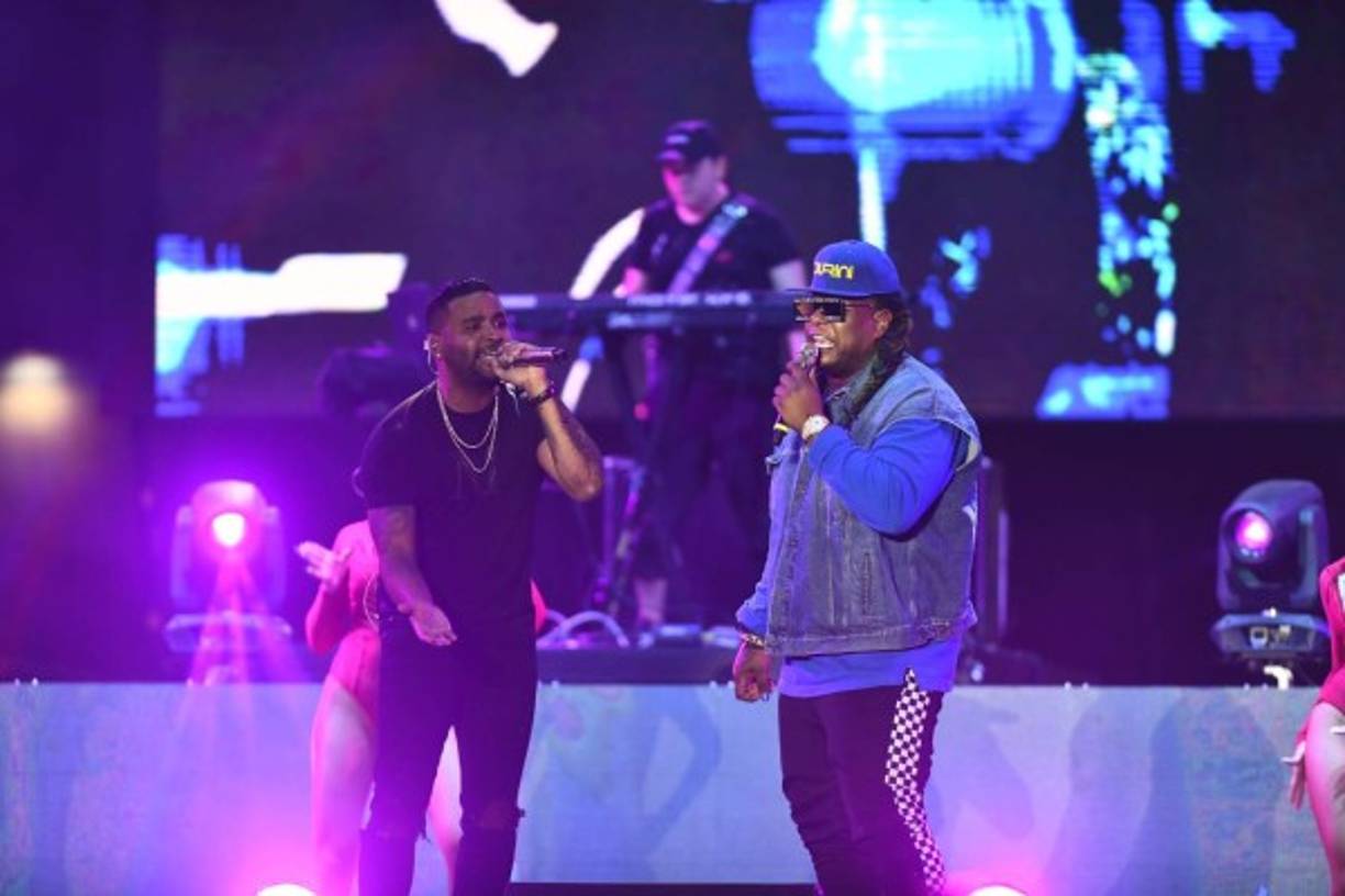 Después de la espectacular presentación de Bacilos, llegó el turno para los amantes de la música urbana. El dúo puertorriqueño Zyon y Lennox subió a la tarima y puso a bailar a todos los asistentes al ritmo de su reguetón.