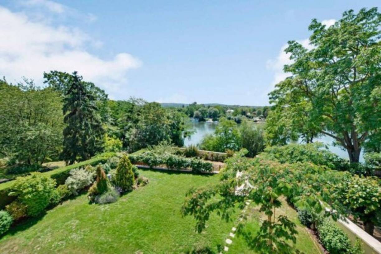 “En la casa, tendrías 500 metros cuadrados de espacio habitable para disfrutar. Un jardín de 1564 metros cuadrados y una terraza de 250 metros cuadrados se suman a los hermosos alrededores”, señala la compañía . Foto Sotheby's).