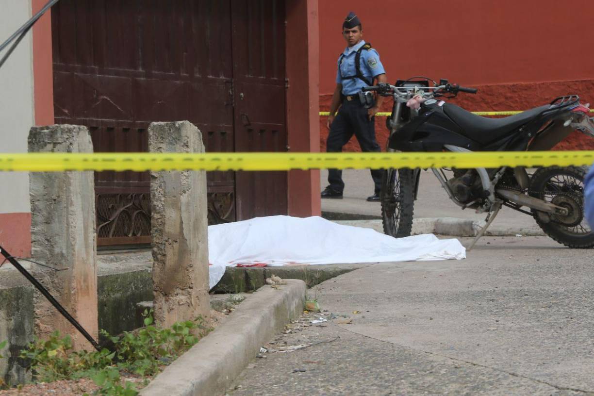 El crimen generó una rápida reacción en la colonia, donde los familiares del joven llegaron al lugar tras conocer la noticia. La Policía Nacional arribó poco después, acordonando la escena con cinta amarilla, mientras los equipos de la Dirección Policial de Investigaciones (DPI) iniciaban las indagaciones correspondientes.