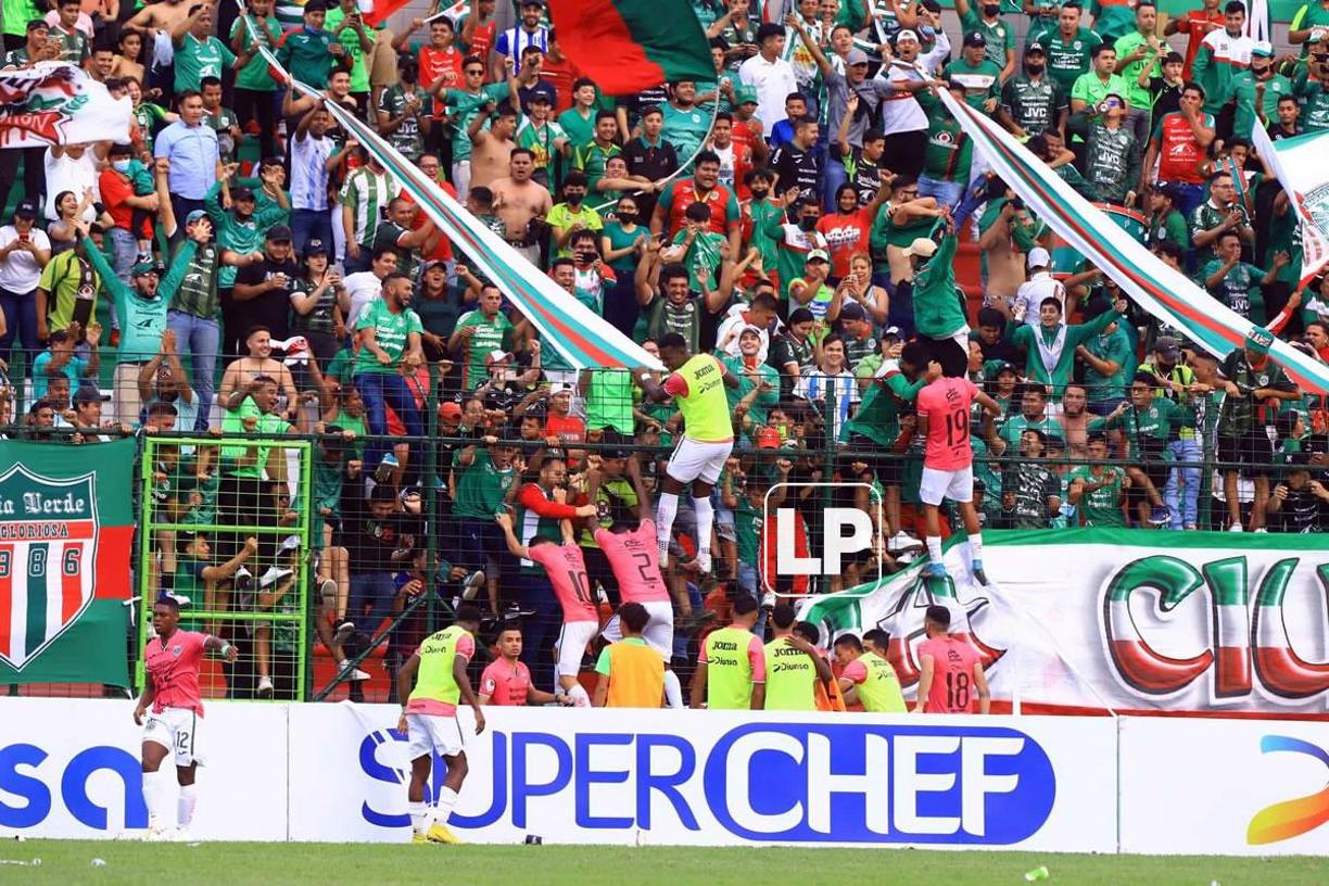 Los jugadores del Marathón se subieron al alambrado para festejar con los aficionados del Marathón el 2-0 de Juan Vieyra.