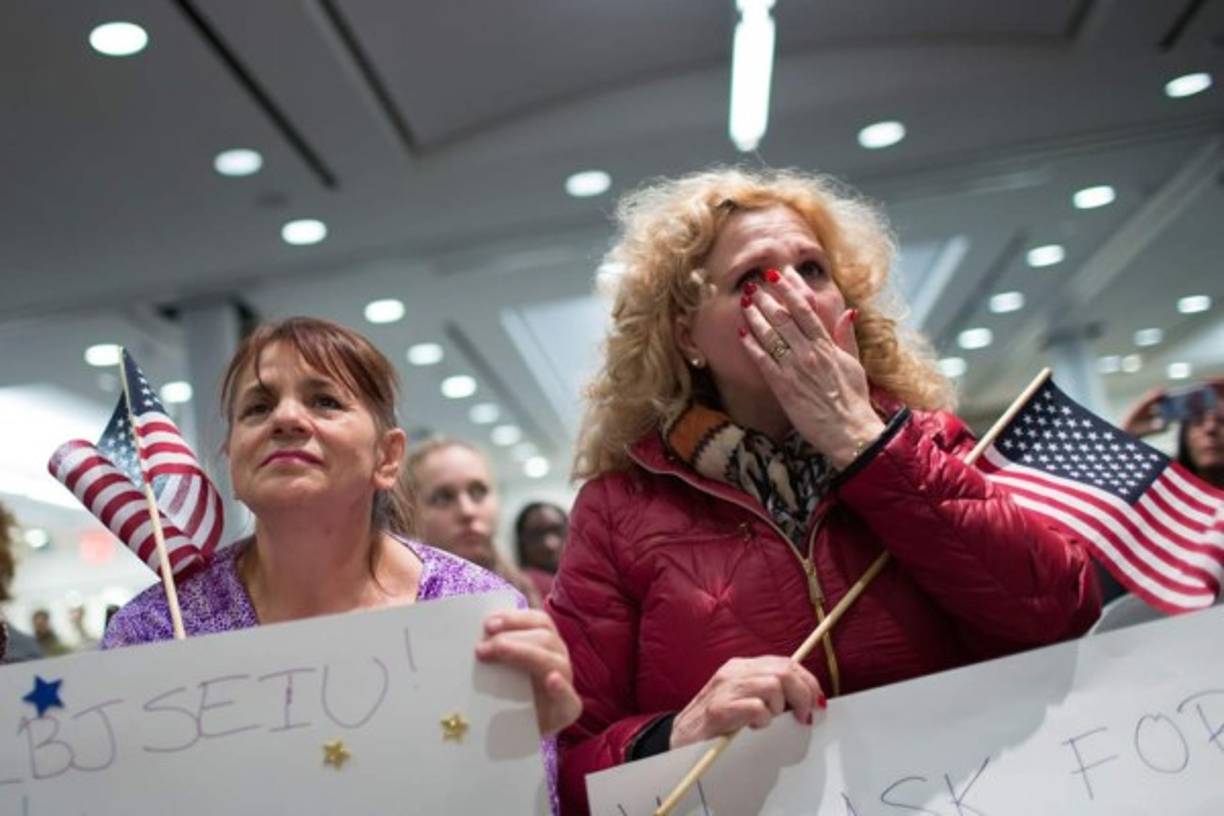 Fadila Mrkulic y Tatiana Lambert reaccionan al escuchar el discurso del presidente Barack Obama. AFP