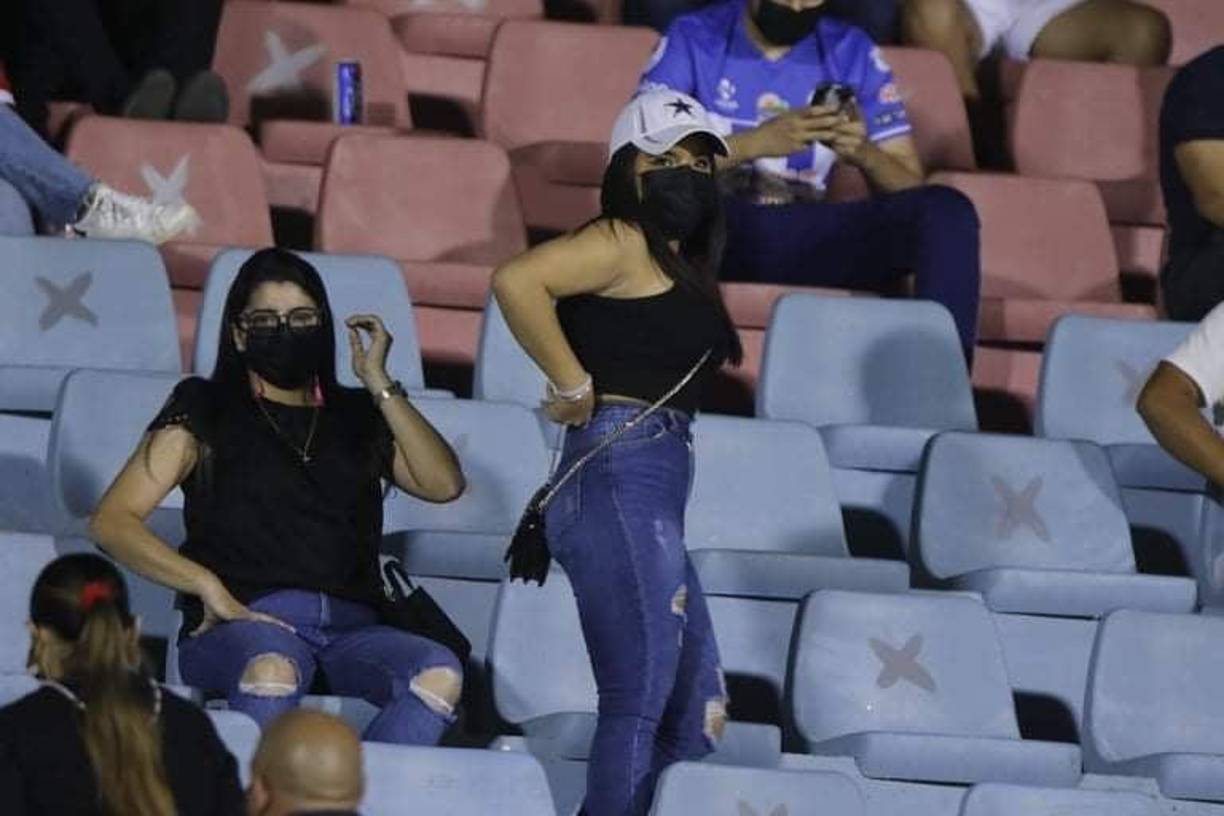 Estas hermosas chicas robaron suspiros en el sector de silla.