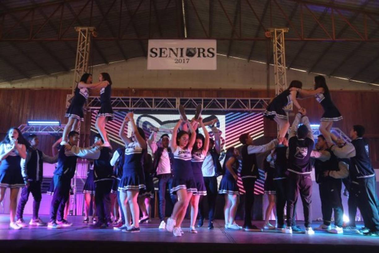 La clase 2017 realizó una coreografía.