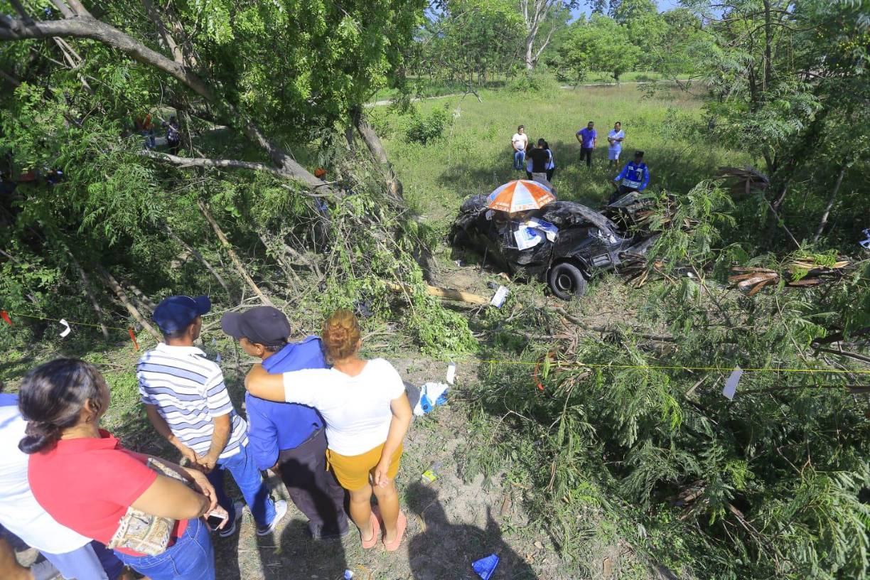 Dos personas, supuestamente, cuñados, murieron este domingo en un trágico accidente vial ocurrido en el segundo anillo de circunvalación de San Pedro Sula, al norte de Honduras.