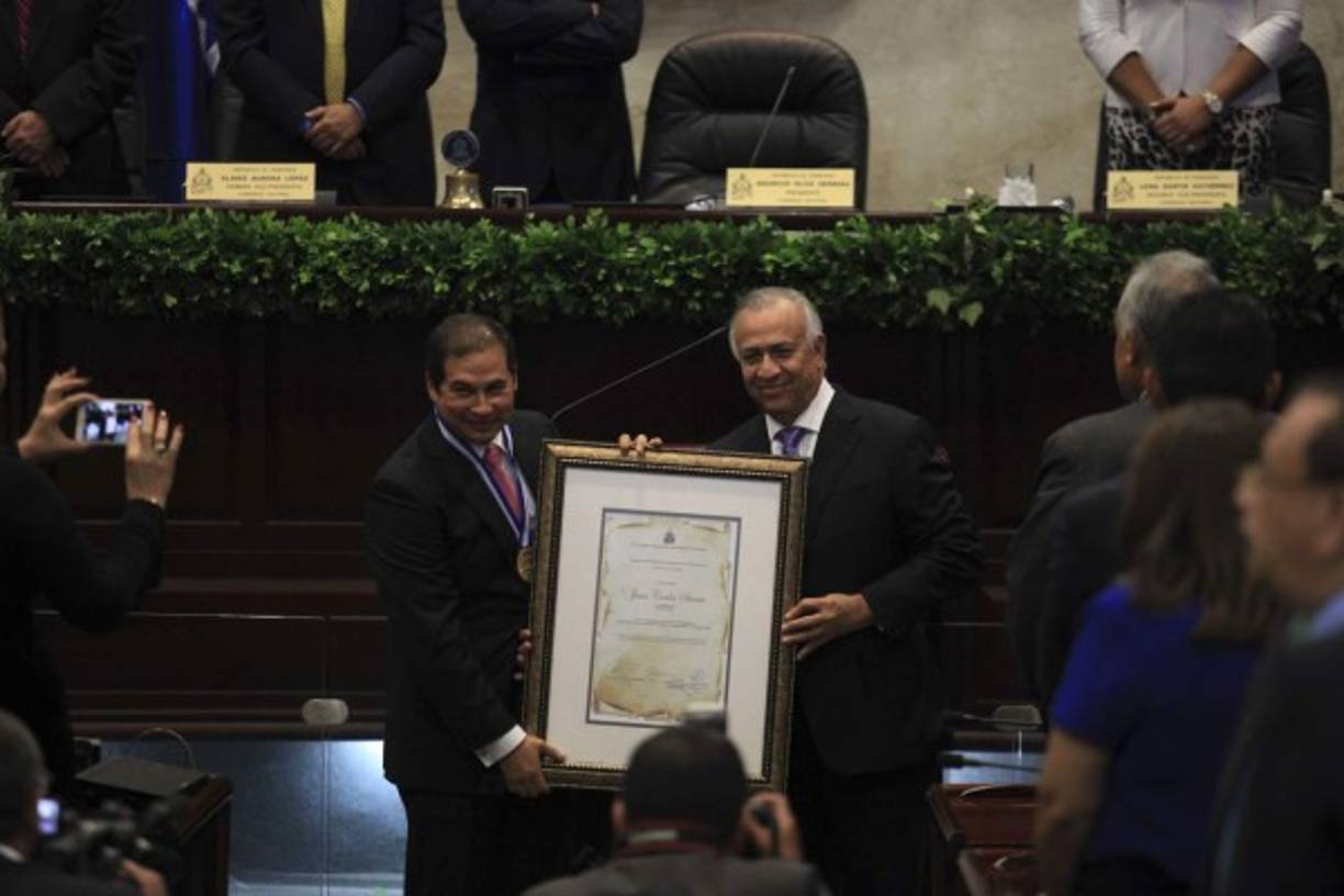 El premio Froylán Turcios fue para Juan Carlos Sierra, de TN5 Matutino de Televicentro.