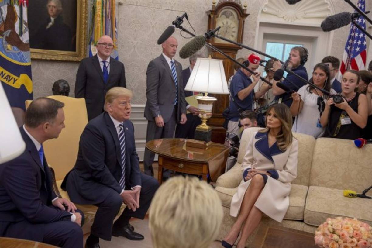 'Melania se puso un abrigo de 4,000 dólares con 80 grados fahrenheit', escribió la usuaria Nenita Jade.