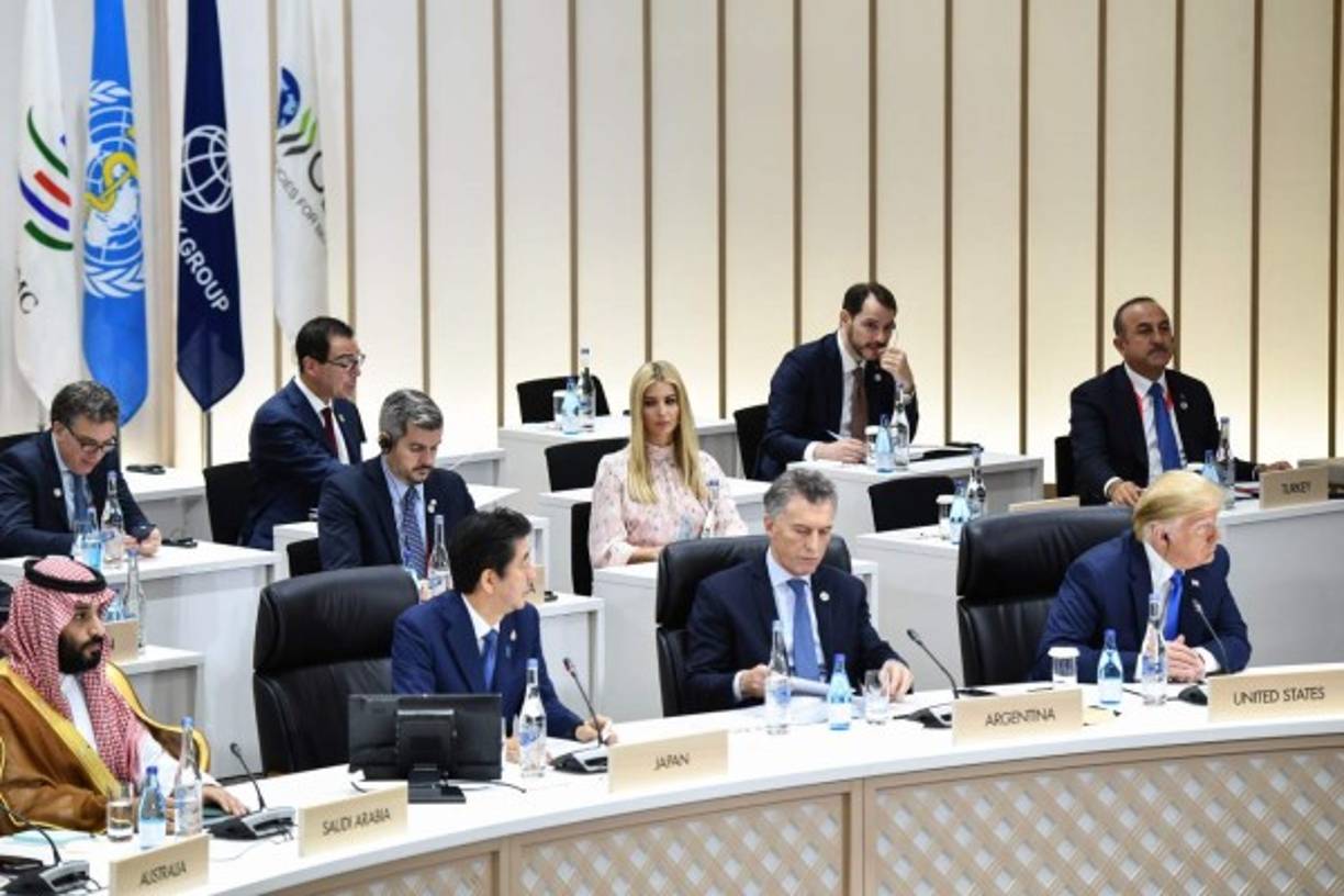 Ivanka se sentó junto a su padre en un foro con el primer ministro japonés, Shinzo Abe y el príncipe saudí, Mohammed Bin Salmán, entre otros, para dar una charla sobre empoderamiento femenino en la cumbre celebrada en la ciudad nipona de Osaka.