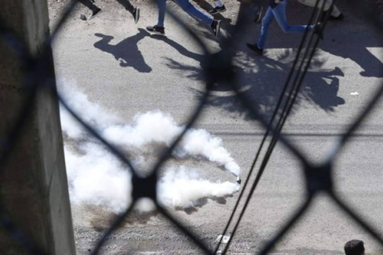 A punta de gas lacrimógeno, la Policía Nacional calmó los ánimos enardecidos entre la barra de Marathon y un grupo de olimpistas.