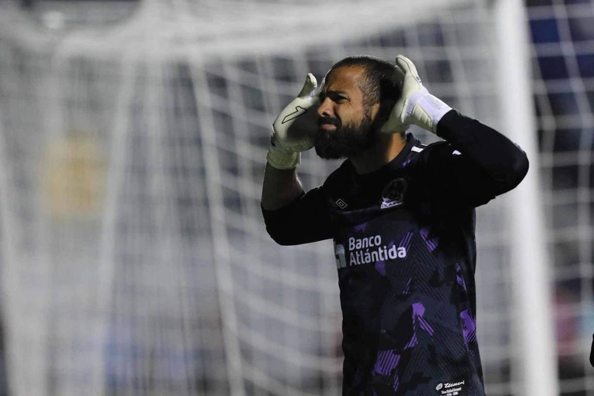 Este gesto le dedicó Edrick Menjívar a los aficionados del Motagua tras el final del partido.