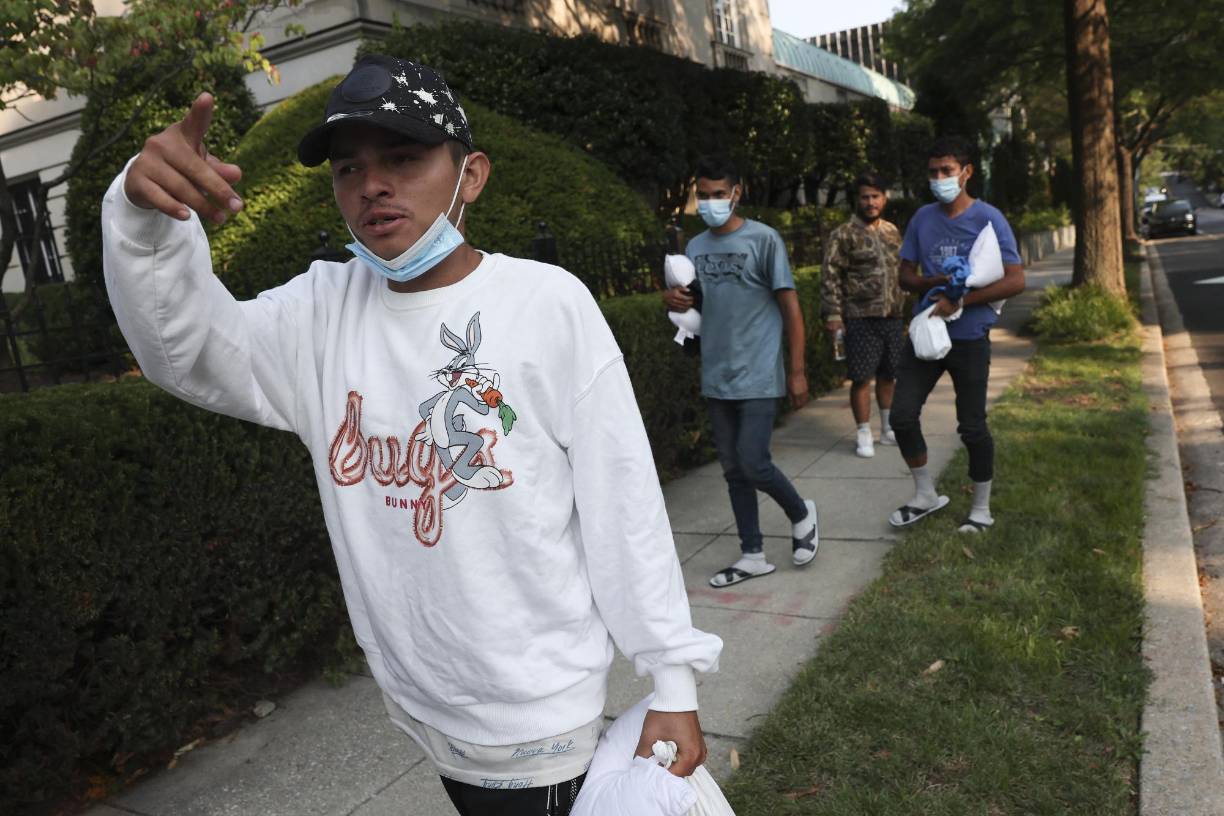 Más tarde, en mayo, el gobernador de Arizona, el también republicano Doug Ducey, emuló la medida y comenzó a mandar autobuses con migrantes a la capital.