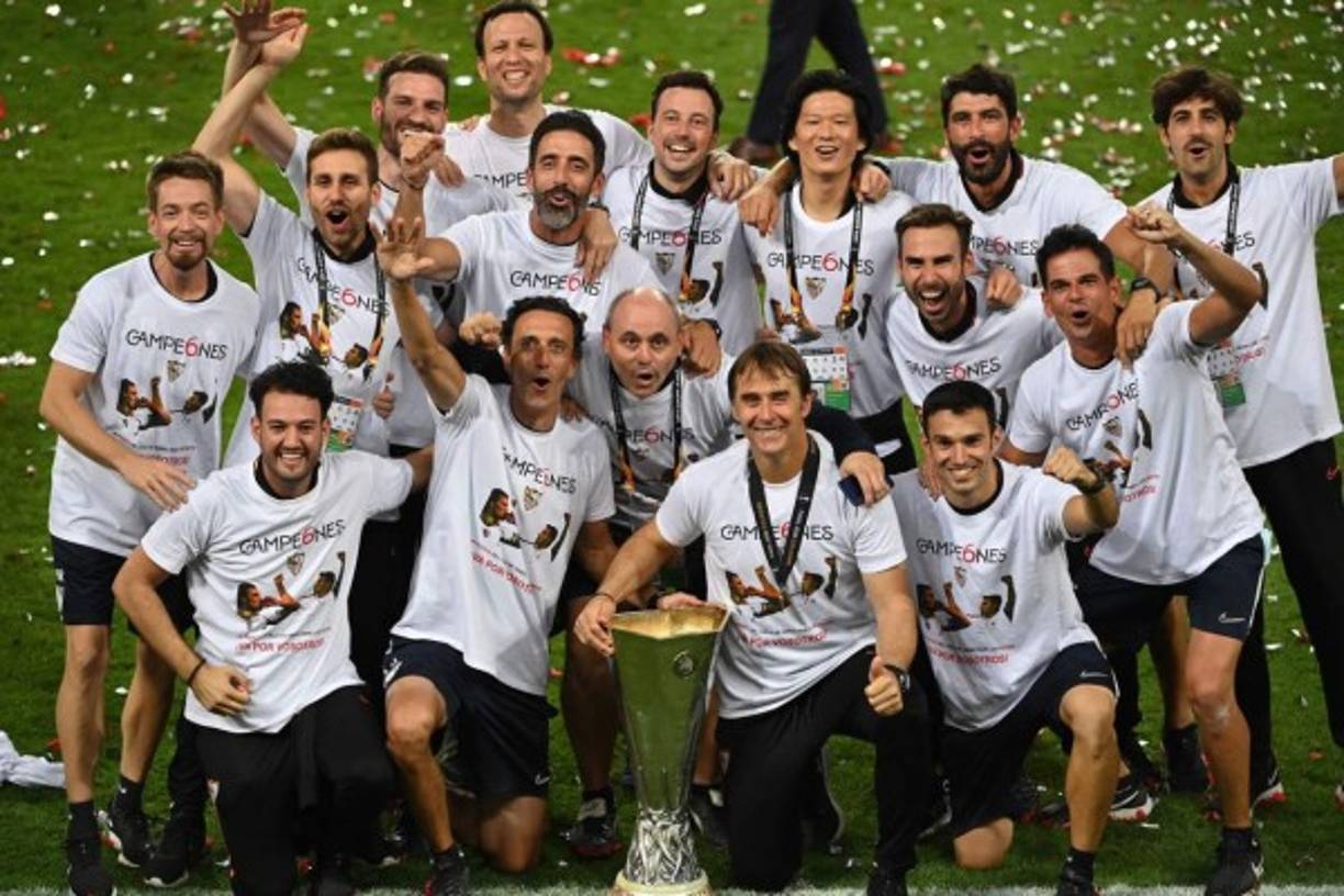 Lopetegui y su cuerpo técnico posando con el trofeo de campeones.
