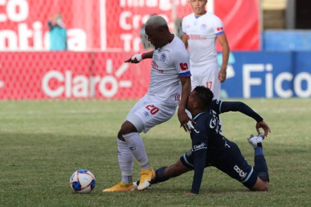 El clásico capitalino fue un juego de pocas emociones y de muchas faltas.