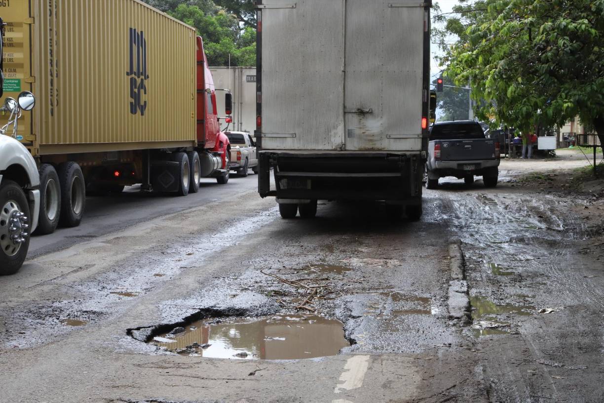 Algunos deciden improvisar en un tercer carril por la calle de tierra para no afectar la dirección de sus carros.