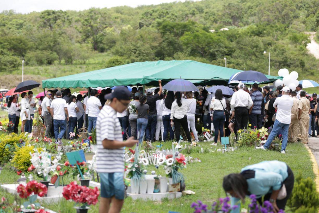 En un ambiente de llanto y desolación, los familiares decidieron enterrar en el mismo cementerio a Roger Coleman y a su pareja Annie Rachelle Villatoro; y a sus amigos Alejandro Enrique Aceituno Antúnez y Kenneth Gabriel Cruz.
