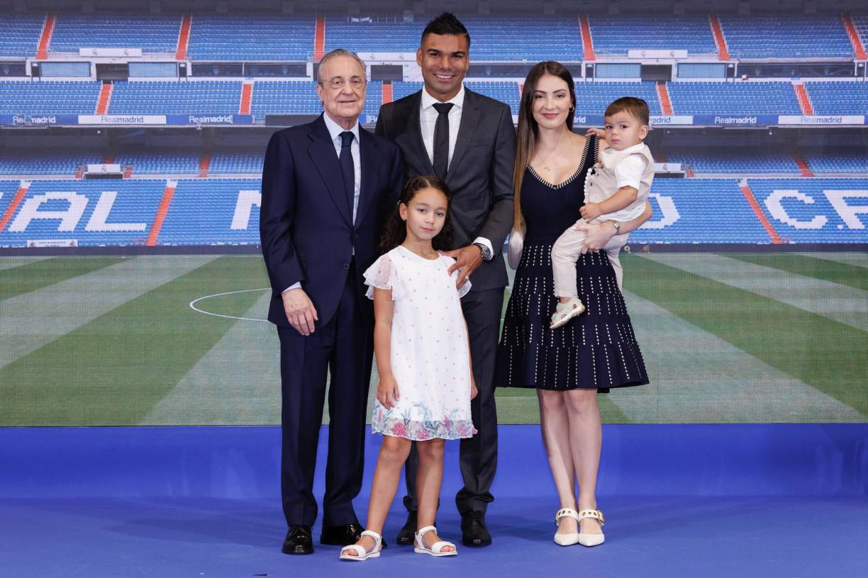 Casemiro junto a su adorada familia y el presidente Florentino Pérez.