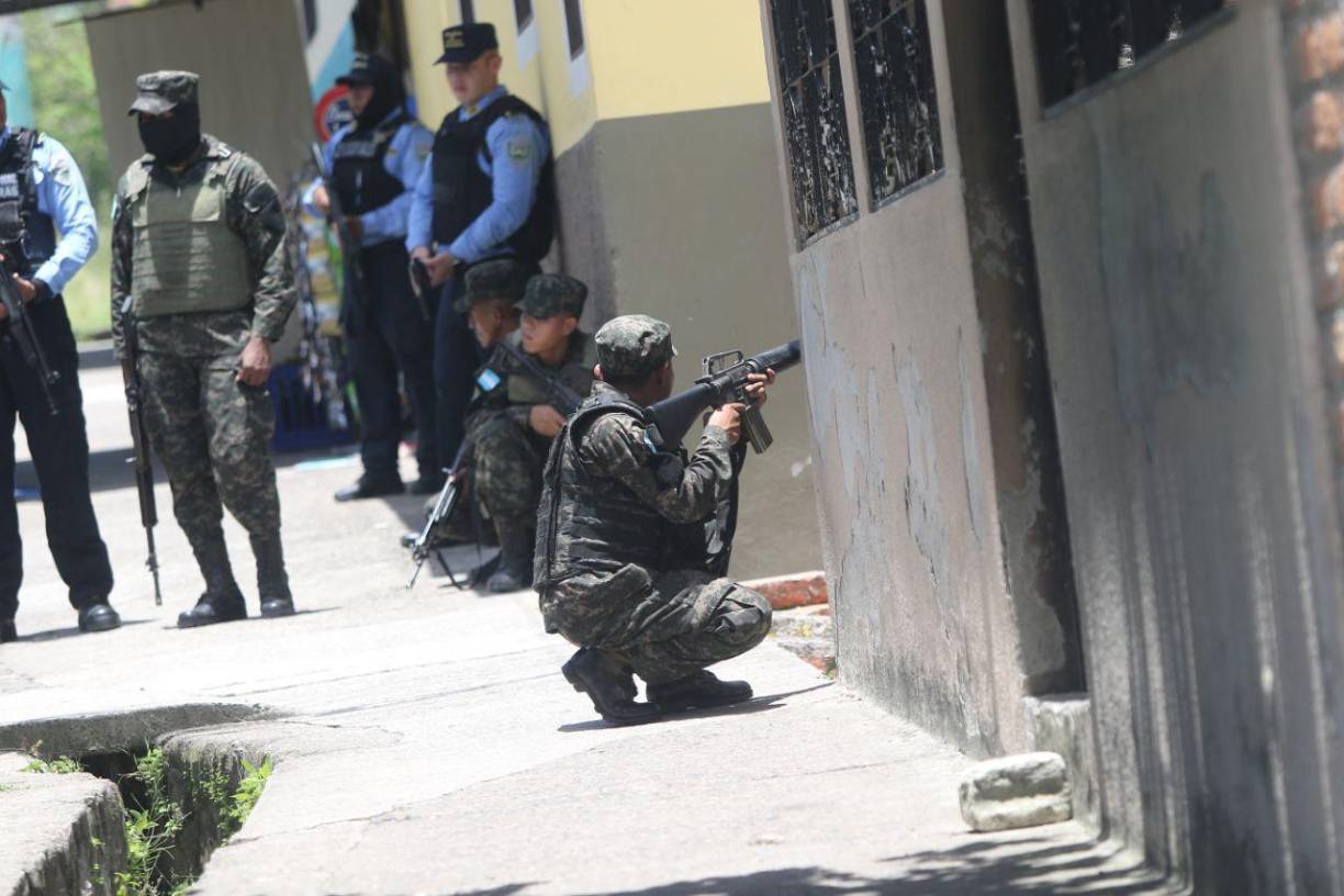 De acuerdo con la información preliminar, el sujeto involucrado en el enfrentamiento se identificaba con el alias de “El Grandulón”, de unos 23 años de edad. 