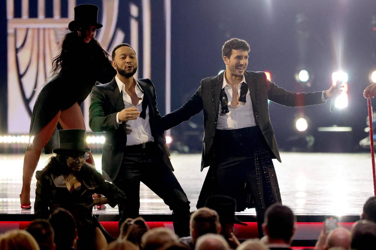  El estadounidense John Legend acompañó al colombiano Sebastián Yatra con la versión bilingüe de “Tacones Rojos”.