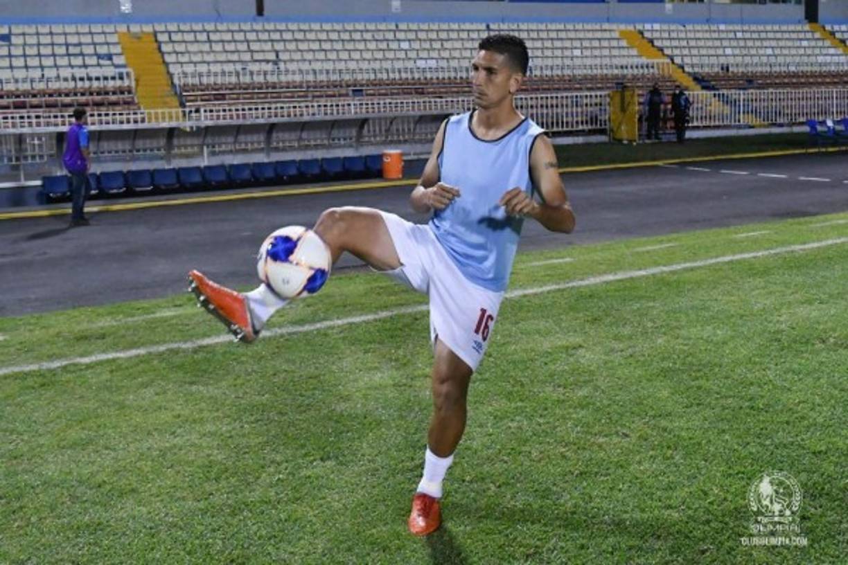 Johnny Leverón (31 años) - Defensa del Olimpia.