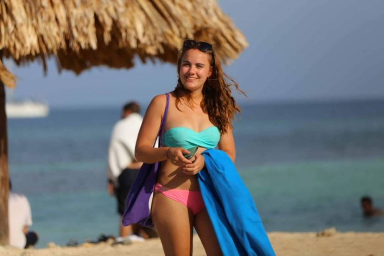Una turista disfruta de la arena blanca y el sol en la isla de Utila. Foto Yoseph Amaya
