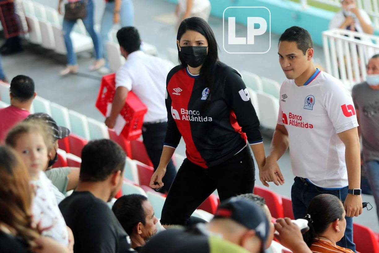 Esta pareja de aficionados del Olimpia llegando al sector de silla antes del partido.