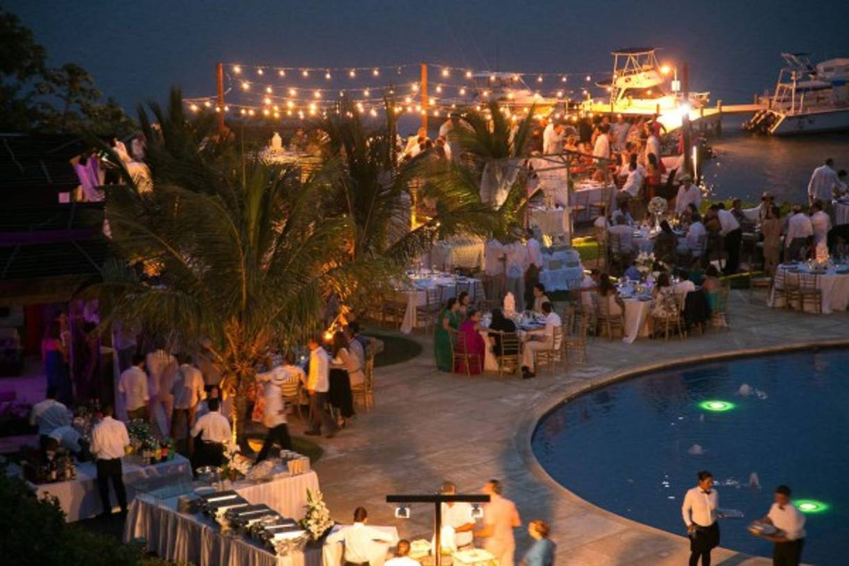 Departieron junto a la playa.