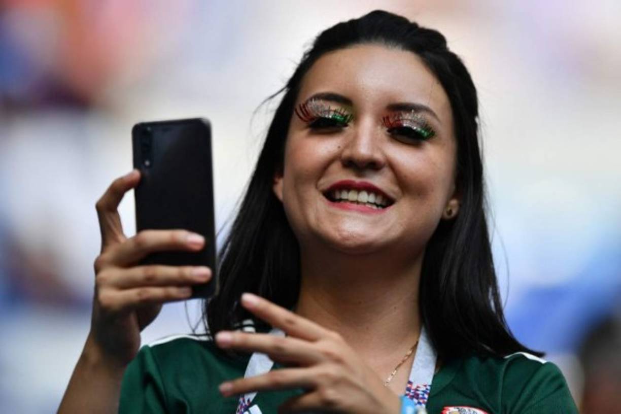 Aficionada mexicana en el Samara Stadium apoyando a su selección. Foto AFP
