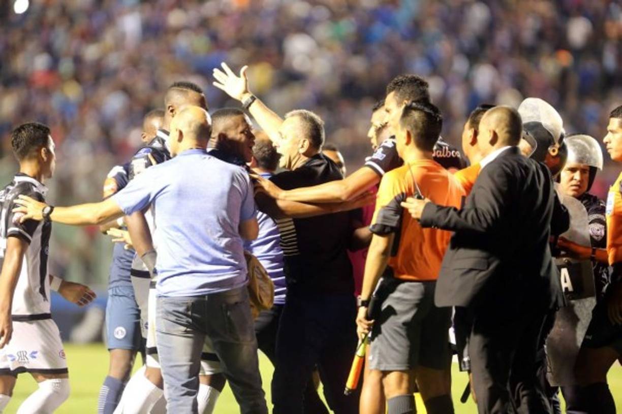 Tras el pitazo final, los jugadores del Tauro FC se fueron encima del árbitro Walter López para reclamarle.