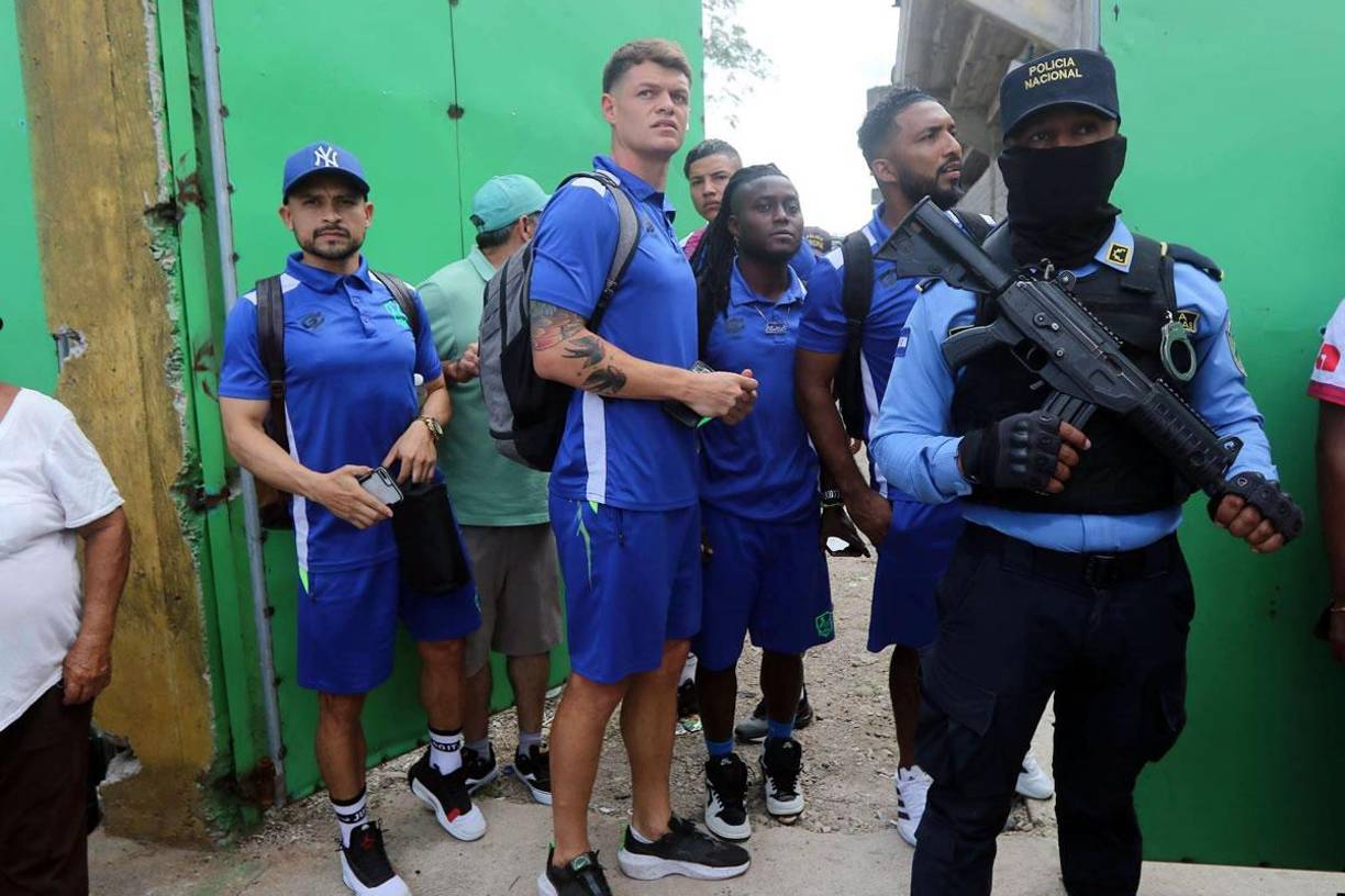 Los elementos policiales no se despegaron de los aficionados hasta la entrada al estadio.