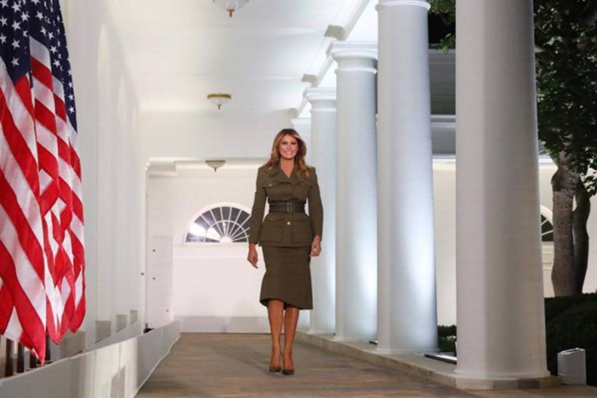 Con los ojos de todos los estadounidenses puestos en ella, Melania optó por un look de guerrera para salir a defender a su esposo, vapuleado en las últimas encuestas. La ex modelo de 50 años de edad apostó por un diseño al estilo militar firmado por Alexander McQueen.