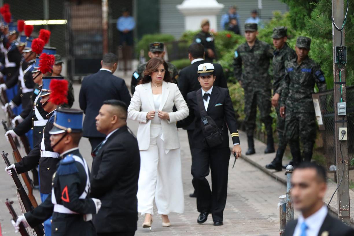 La ministra de Defensa, Rixi Moncada, cuando llegaba a los actos de independencia en el parque central de Tegucigalpa.
