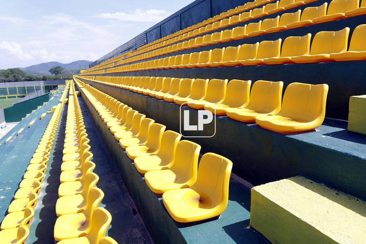 En un sector del estadio, las butacas fueron pintadas de color amarillo, el que usa en su uniforme el Parrillas One.