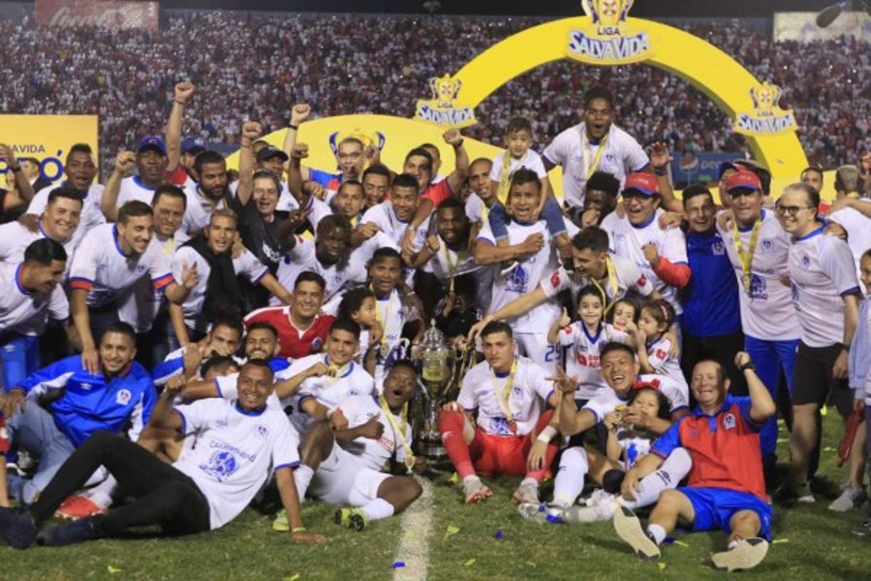 Los jugadores y cuerpo técnico del Olimpia posando con la Copa de campeones.