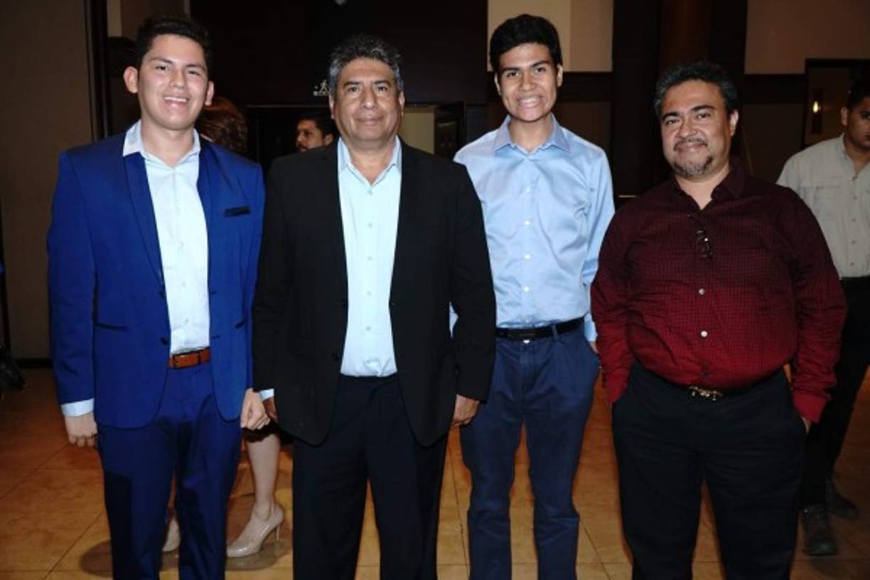 Christopher y Neptalí Flores junto a Geovanny y Walter Hodgson.