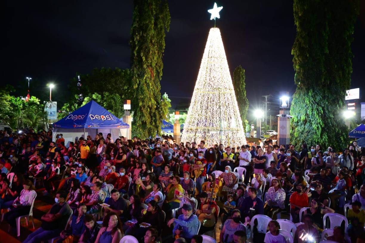 20 emprendedores estuvieron ofreciendo sus productos al público con gastronomía de nuestro país.