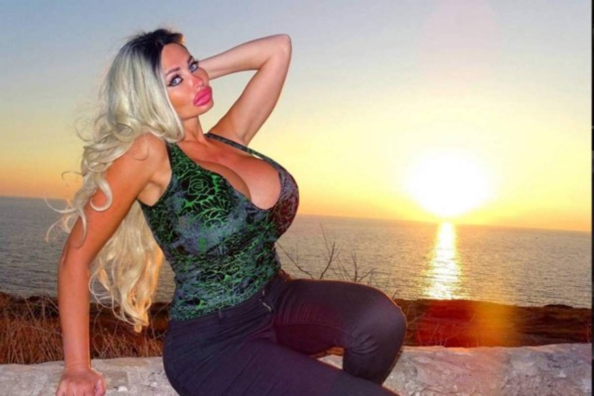 La talla de sostén de la modelo es de 32G.