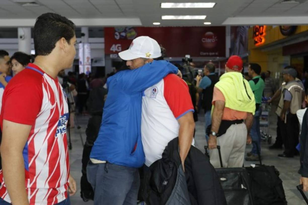 Un aficionado le dio tremendo abrazo a Pedro Troglio a su llegada.