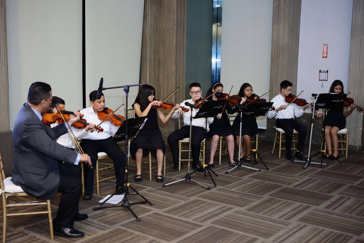 El evento se desarolló en el Salón Nazareth del Club Hondureño Árabe de San Pedro Sula, y contó con la participación especial de los alumnos de la Orquesta Sinfónica Infantil, patrocinada por World Vision.