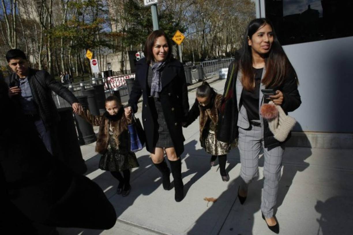 A diferencia de la audiencia de agosto en la que las niñas dedicaron poco tiempo a El Chapo ahora no cesaron de mirarle con gesto cariñoso. 'El Chapo' envió saludos efusivos a distancia, alzando el brazo derecho a su esposa y sus hijas.