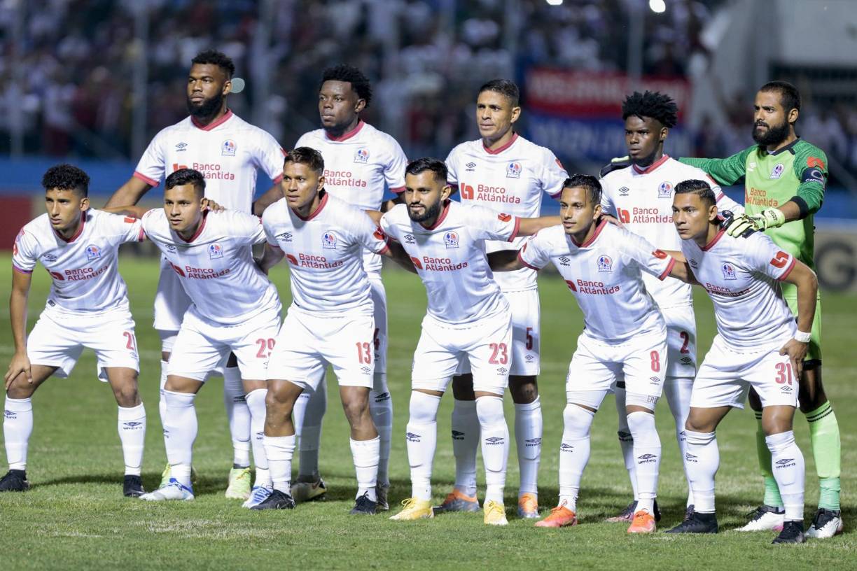 El 11 titular del Olimpia posando antes de enfrentar al Municipal en el partido de vuelta de octavos de final de la Liga Concacaf.