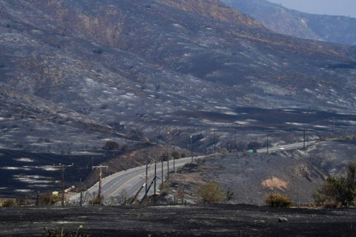 El incendio arrasó 45,000 hectáreas y solo se ha podido contener un 25%, informó Cal Fire, que estimó que se necesitarán tres semanas para controlarlo totalmente.