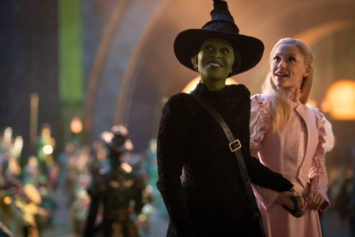 La historia de Wicked se centra en Elphaba, una joven nacida con piel verde que es incomprendida y marginada por su apariencia. Desde pequeña, Elphaba enfrenta el rechazo y la discriminación, lo que la lleva a desarrollar una personalidad fuerte y decidida. Su vida cambia drásticamente cuando ingresa a la Universidad de Shiz, donde conoce a Glinda, una joven popular y ambiciosa.