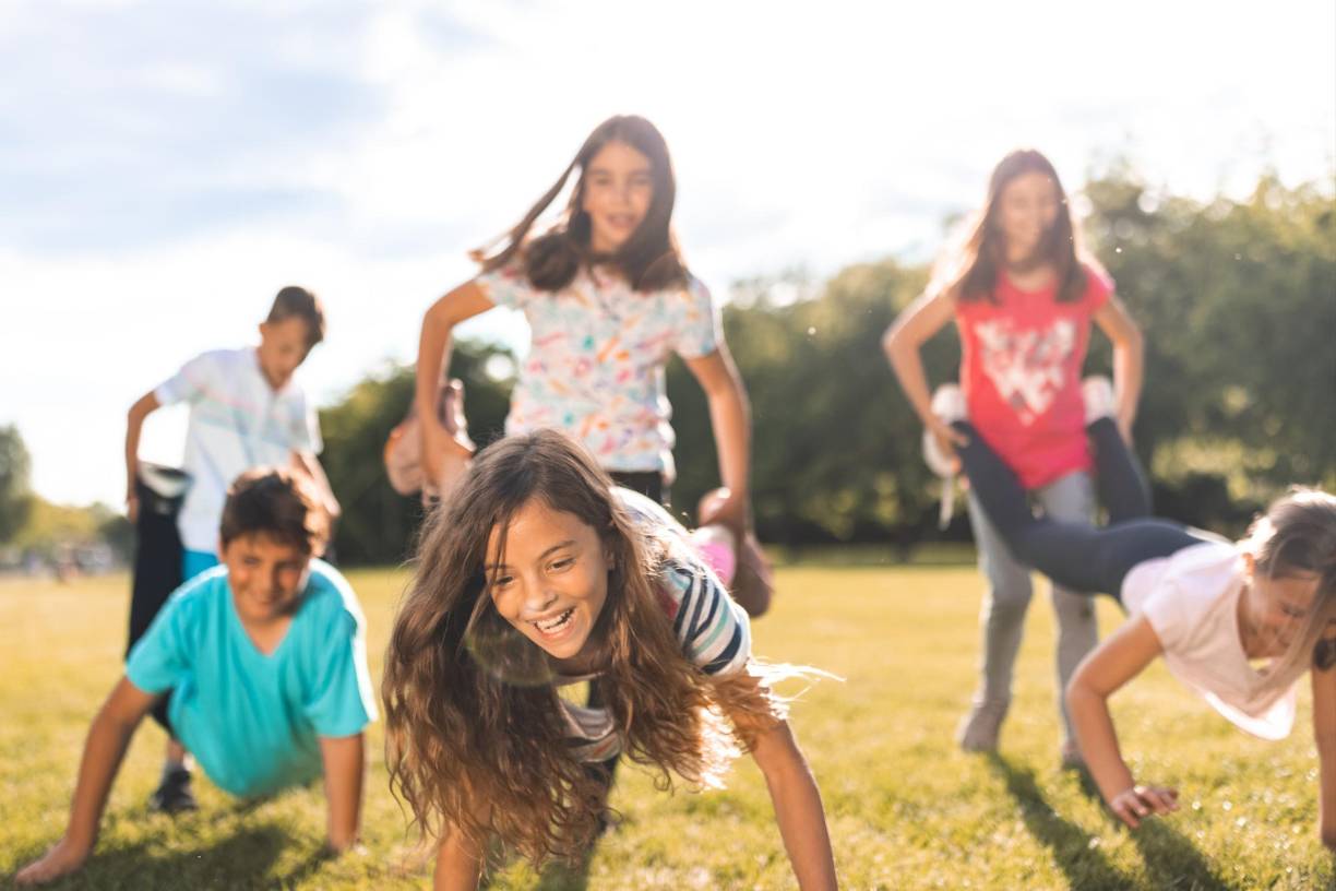 Los campamentos de verano son una valiosa oportunidad de aprendizaje para los niños y adolescentes en su entorno familiar. Les permiten explorar y descubrir más sobre sí mismos, al tiempo que participan en actividades divertidas y hacen nuevas amistades.